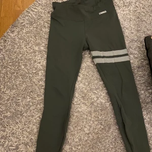 Stronger Träningstights - Skitsnygga träningstights från Stronger, knappt använda 💚