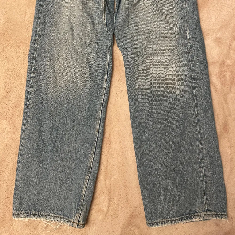 Tjena säljer ett par zara jeans. Skick 8/10 De ska se trasiga ut vid fötterna. De har storlek W30. Vid frågor och funderingar så är det såklart bara till att skriva PM😉. Jeans & Byxor.