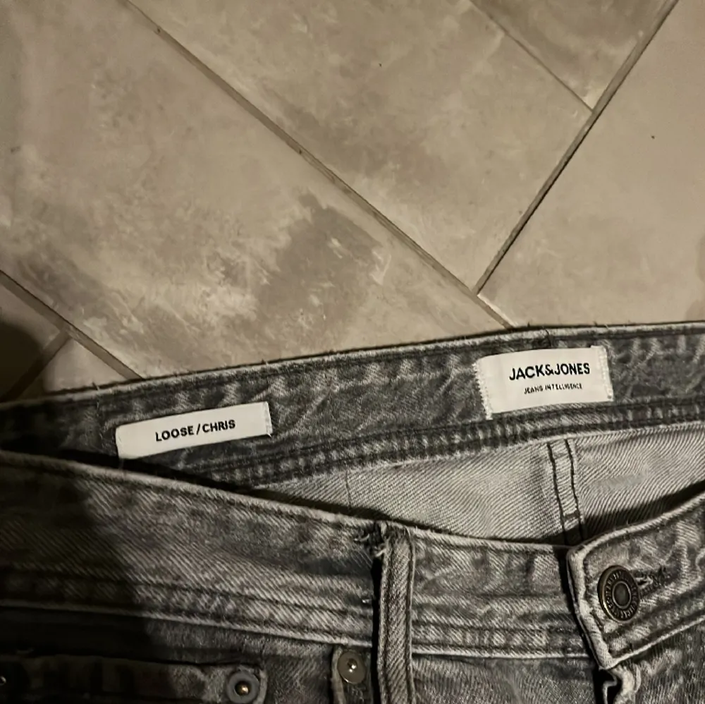 Ett par sköna jeans från Jack and Jones. Storlek 29/32 loose/chris Endast 449. Jeans & Byxor.