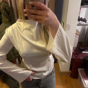 Satin blis - krämvit satin blis från h&m med hög krage. Är i stl S och säljer för 150kr