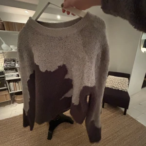 Stickad tröja  - Super cool. Strl L men är mycket mindre än de👍🏻