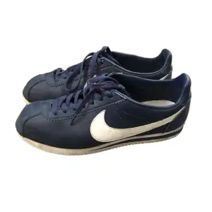 Ett par Nike Cortez köpa second hand i Berlin! De är i bra skick och har inte använts av mig särkilt mycket👍🏻