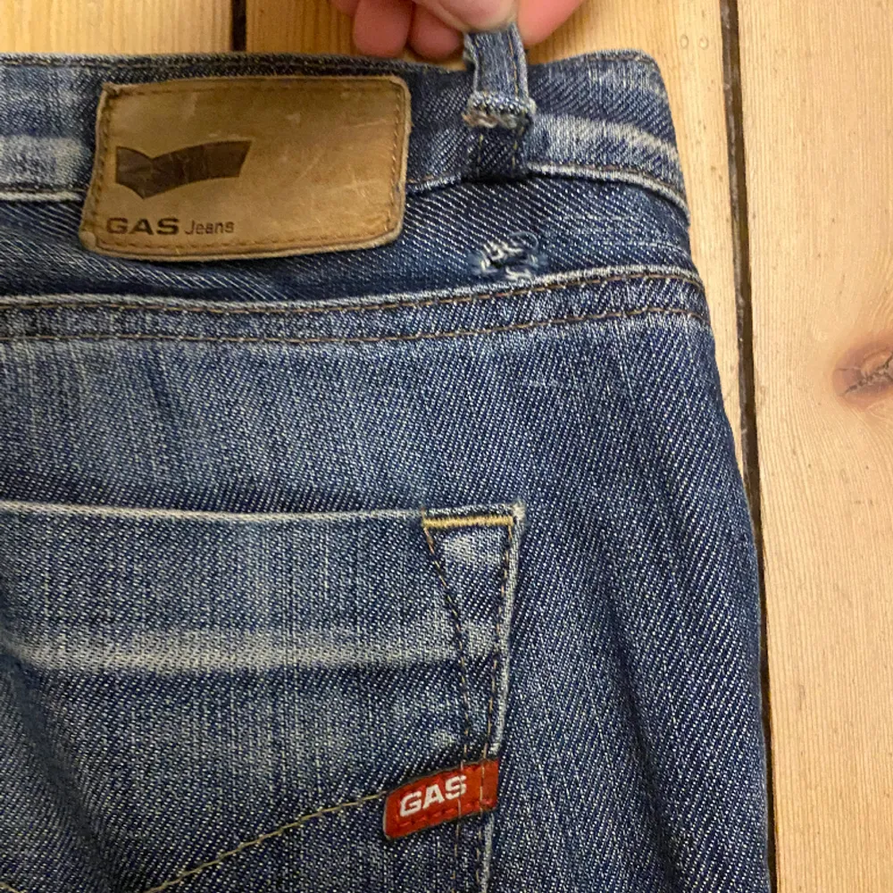 jättesnygga bootcut jeans från GAS i storlek 30❣️finns lite slitningar längst ner och ett litet hål som inte syns, se bild 3❣️. Jeans & Byxor.