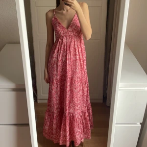 Klänning  - Klänning strl xs från zara, har fläckar längst ner på högra sidan, det märks inte så mycket när man har kläningen på, har inte testat att tvätta bort de 💞