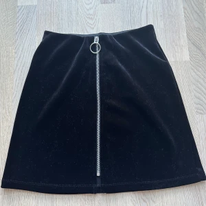 Kjol  - Kjol från Gina Tricot  Resårband som är stretchigt  Storlek XS men passar även en S  Använd 1 kväll  
