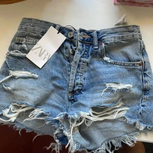 Zara jeansshorts - Helt nya jeansshorts från zara, prislappen sitter kvar. Säljer pga för små. Kan även bytas mot en fin kjol