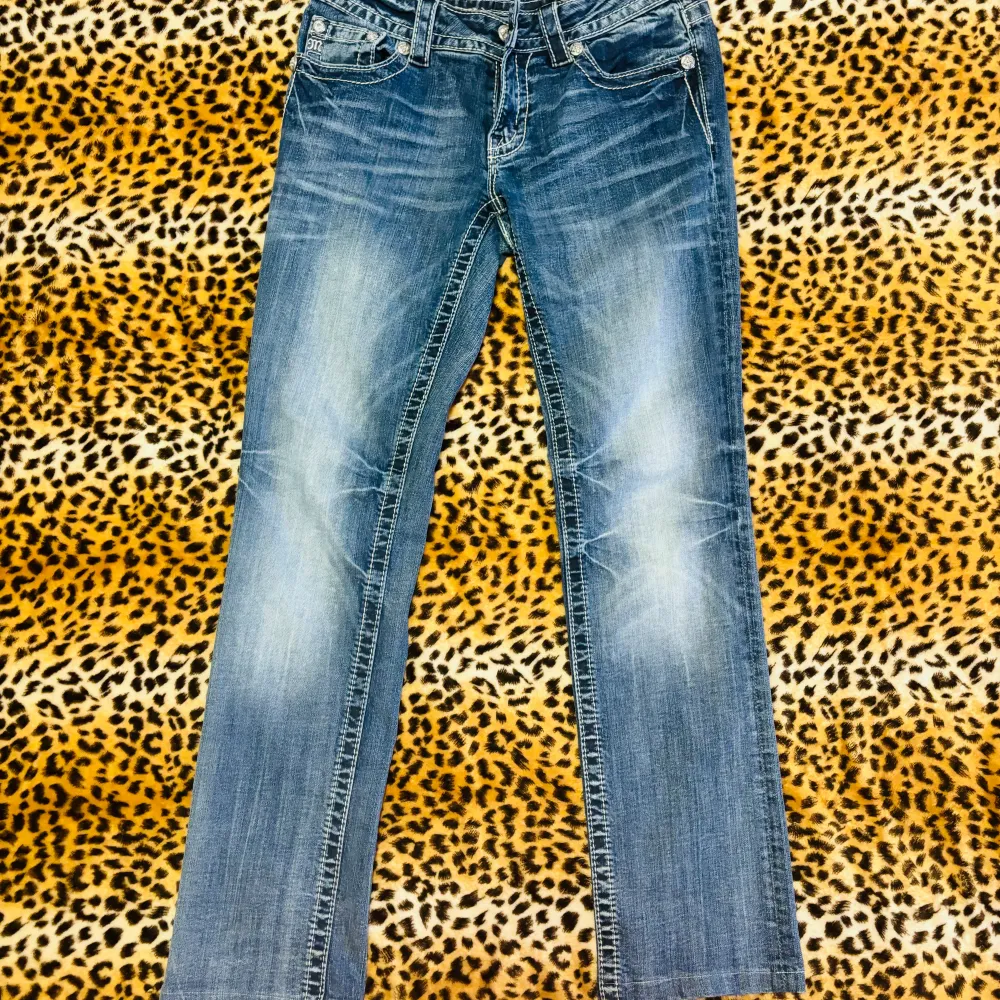 ✰*฿✩‧₊˚ läs gärna köpvillkoren innan köp ✰ midjemått: 36 cm (är stretchig) och innerbensmått 73 cm ✰ straight modell står W29 men är betydligt mindre ✰ inga märkbara defekter men ha i åtanke att det är ett sparsamt använt secondhand plagg. Jeans & Byxor.