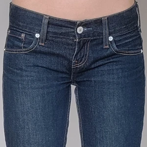 Lågmidjade Levis jeans  - Säljer dessa super snygga lågmidjade jeans i bra skick✨Skulle nog passa någon som är ca 165❤️jag är 172 och bär oftast storlek 40-36 i midjemått som referens, kontakta pv för mer bilder eller info❤️