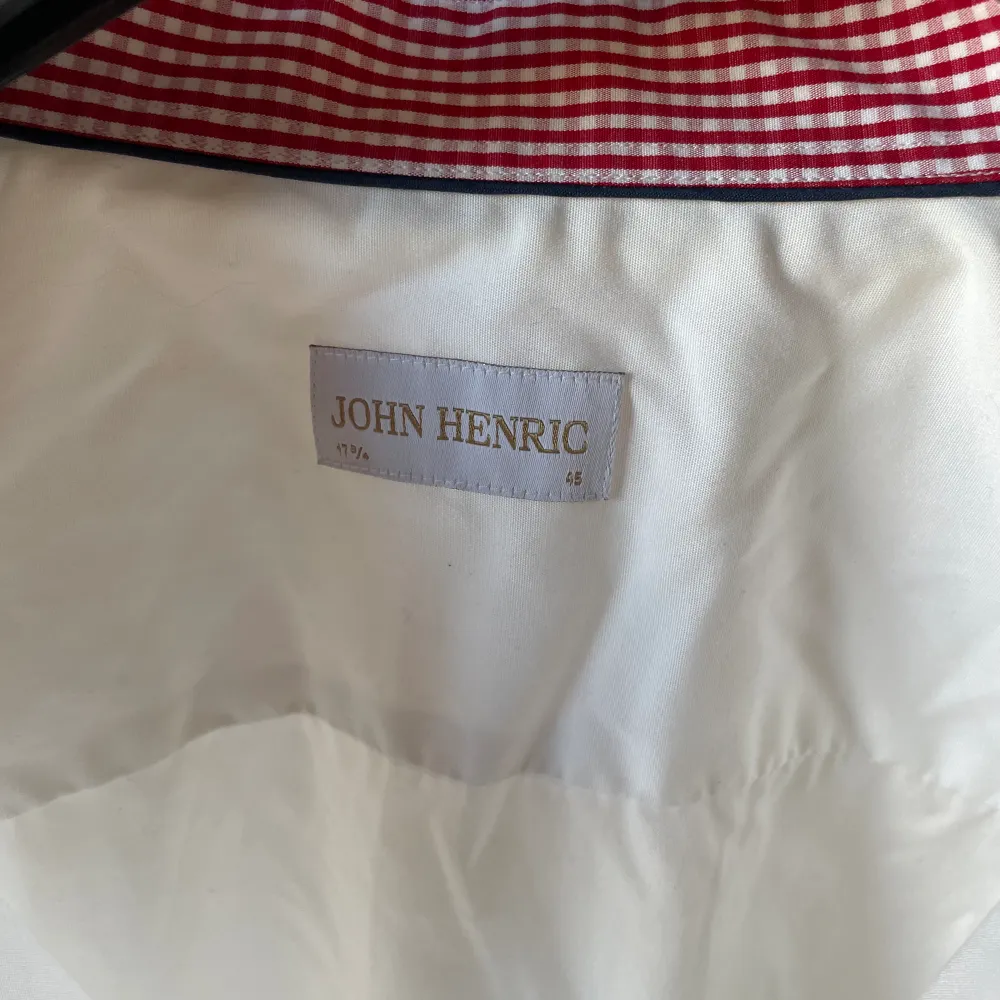 Säljer denna snygga John Henric skjorta för endast 249! Storlek:45. Skjortor.