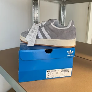 Adidas campus 00 - Säljer ett par helt nya grå adidas campus 00 i storlek 39 och 1/3. Pris 1600