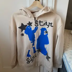 zip hoodie med tryck från emmiol😇😇använd fåtal ggr❤️passar S/M