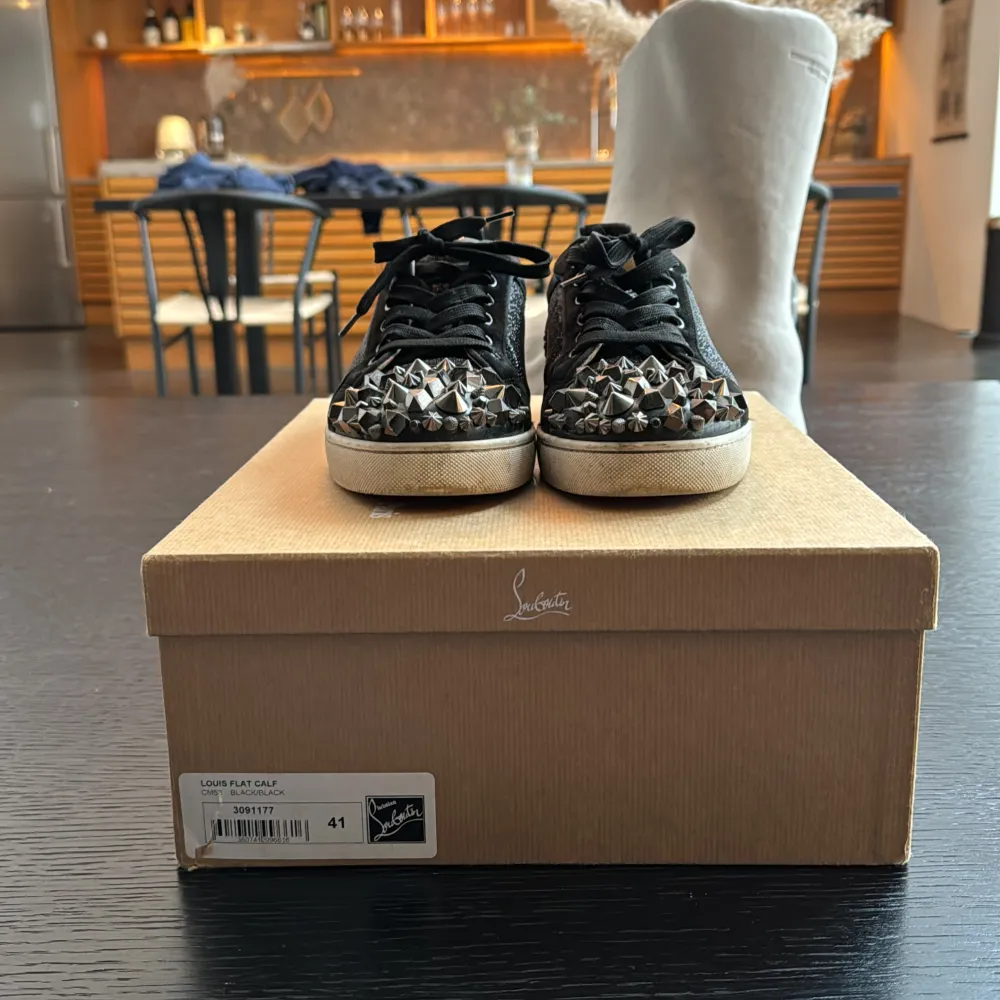 Tja! Säljer dessa unika Louboutin sneakers. Dem är i storlek 42 och är i bra skick. Det är ej originalboxen(boxen e riktig men till ett par andra louboutins. Skriv för mer info!. Skor.