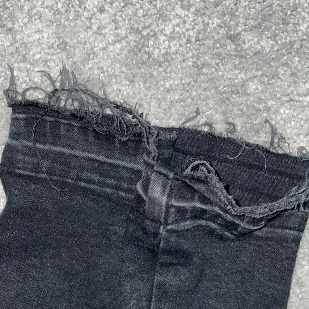 Svarta bootcut,låg midjade jeans från Gina tricot. Slitna längst ner vid fötterna. Köpta här på plick. . Jeans & Byxor.