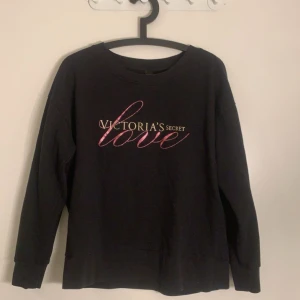 Victoria secret tröja 🖤 - Victoria secret tröja med text, skönt material, 