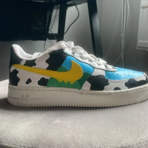 Nike airforce custumized! - Säljer dessa Nike airforce custumized äkta airforce!