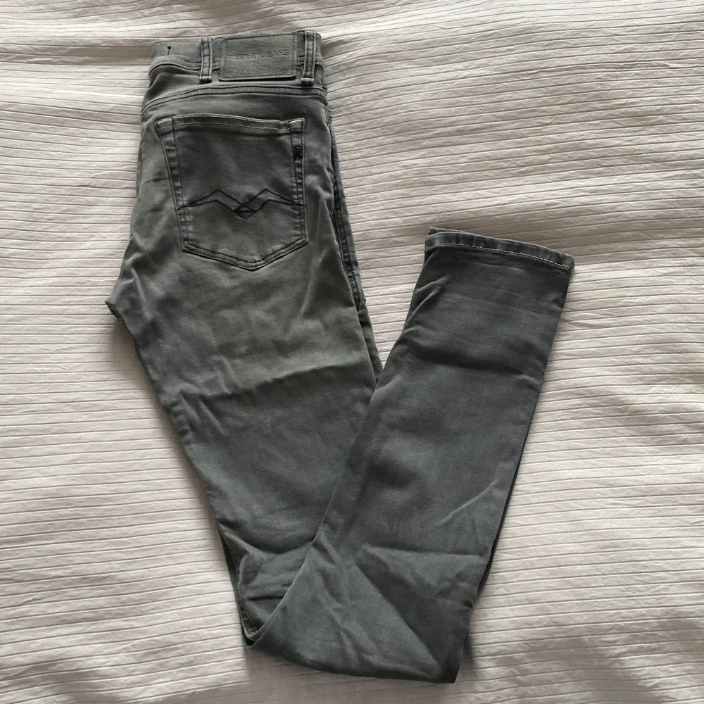  replay jeans i storleken W29 L32  Skick 8/10 en liten defekt (bild 4). Jeans & Byxor.