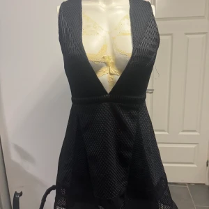 Klänning - Ny skick säljs endast för jag inte är bekväm i den. Står M men är mer en stl S