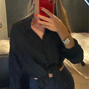 Skjorta - Säljer min skjorta i fint och skönt tyg, perfekt till sommaren!! Aldrig använd. Stl xs men oversized🤍🤍