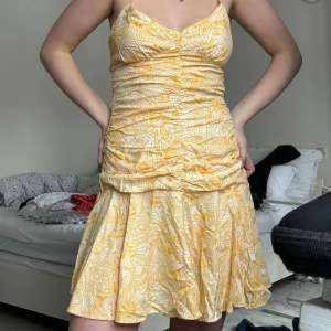 Klänning zara - Jätte snygg klänning från zara i så snygg modell. Klänningen finns inte längre på hemsidan. Skönt material, och oanvänd. 