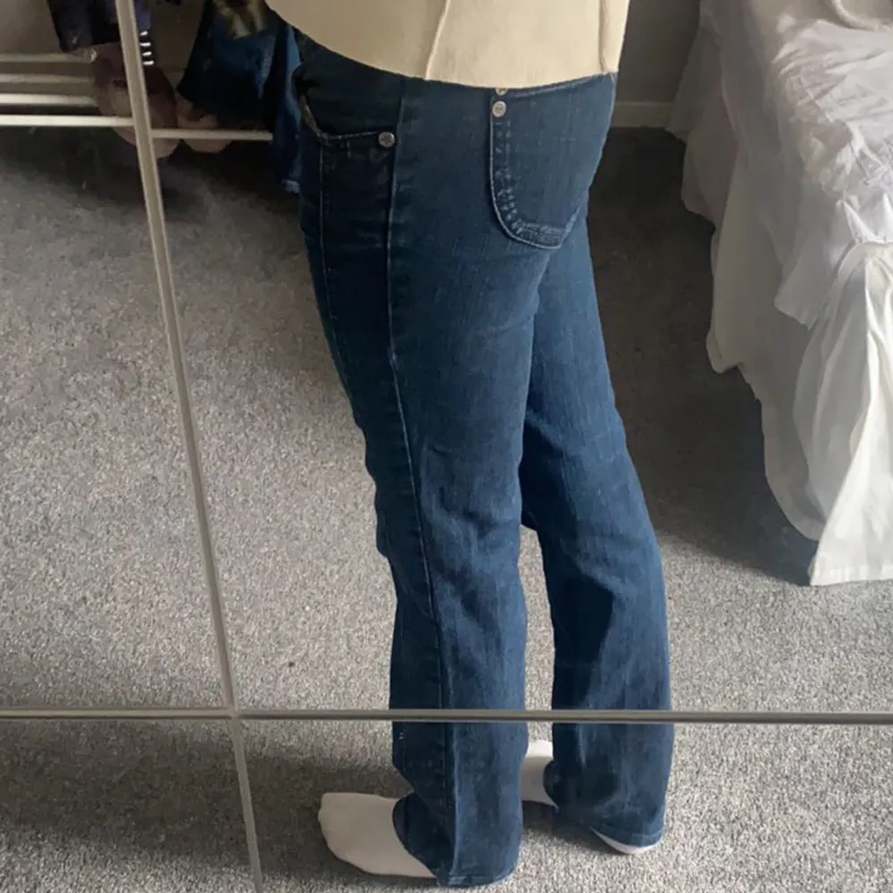 Skitsnygga jeans!!  Använt få tal gånger och inga defekter förekommer. Passar mig som är cirka 170. Jeans & Byxor.