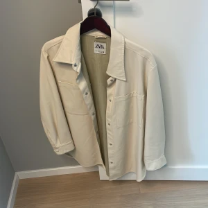 Skinnjacka - Vit/ beige skinnjacka tunt materiel 