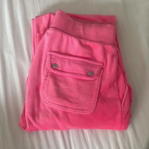 Juicy Byxor - juicy couture byxor i bra skick, bara använda några få gånger. Några små fläckar men dom syns knappt. Pris kan diskuteras