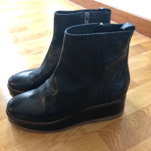 Kängor, Reschia - Kängor i skinn från Reschia. Endast provade. Storlek 41, men passar även storlek 42. 