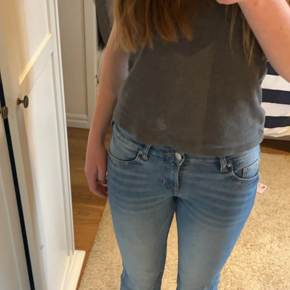  Jag säljer nu dessa assnygga low waisted jeans från H&M i storlek 36. Det är mina favvos men de är tyvärr för korta Dom är perfekta i passform och jättesköna!dessutom slutsålda på hemsidan😻😻skriv för mer info. Jeans & Byxor.