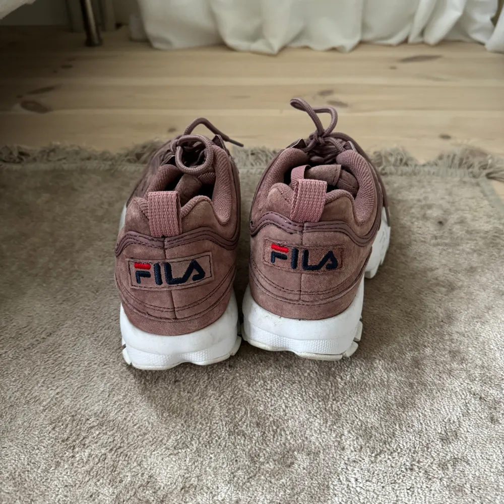Fila Disruptor sneakers Färg: dust pink (rosa) Material: mocka  Storlek: 39 . Skor.