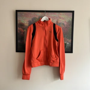 Sporttröja  - Orange sporttröja med dragkedja från PUMA i storlek M. 🌸