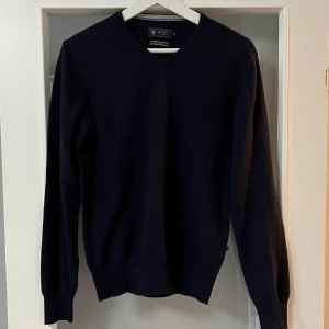 Riley tröja merionull, mörkblå stl M (men som S) - Riley tröja merionull, mörkblå stl M (men som S). Mycket fint skick. 
