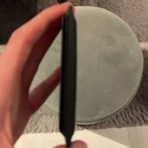 Saint Laurent  - En saint Laurent plånbok som e bra skick. Köpte den ifrån miintos hemsida. Jag kommer sälja denna för 500 kronor. Kom privat för mer frågor och bilder. Finns kvitto med box