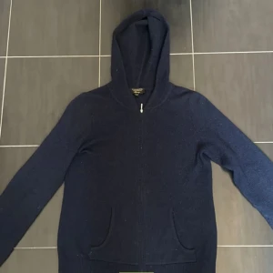 100 % Cashmere zip up. - 100 % Cashmere zip up ifrån charter club Cashmere, utmärkt skick inga hål osv. Storlek s men funkar även till xs.