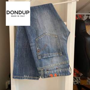 Hej nu säljer jag mina Dondup jeans! Dom är slimfit och är i storlek 31. Skriv gärna om du har frågor eller prisförslag!