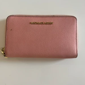 Plånbok  - Jättefin Michael kors, köpte den för längesen men inte använt så mycket  Pris kan diskuteras 