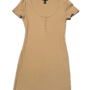 Forever 21 Klänning - Kort tight klänning från Forever 21, materialet är ribbat. Använd fåtal gånger, i bra skick. 