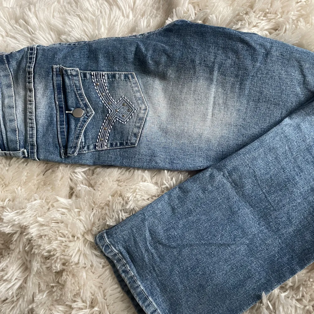 Snygga jeans med detaljer på bakfickorna. De är bootcut. Storlek står ej men skulle gissa på s-m. Ej lågmidjade. Använd gärna köp nu💞. Jeans & Byxor.