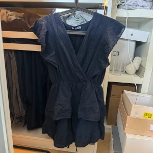 Klänning - Superfin klänning från Meet Me There 🤍 Helt ny, lappen sitter kvar samt påsen den kom i. Säljs då den va lite för kort för min smak🌟Köpte den för 600kr säljer för 500