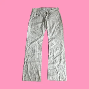 Replay linnebyxor - Supersöta linnebyxor som inte kommer till användning, har lite fläckar längst ned på benet som var där när jag köpte de och inte går bort💕 är w27 och l32, midjemåttet är ca 41 cm, innerbenslängden är ca 81 cm.