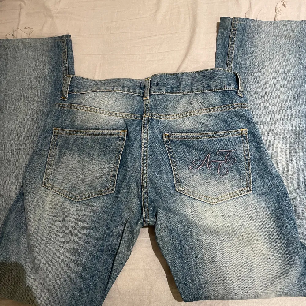 Säljer dessa jeans nu!💗Skitsnygga men tyvärr lite stora i midjan för mig. Dom är köpta på plick innan. Dom är oxå avklippta de nere av hon jag köpte dom av💗. Jeans & Byxor.