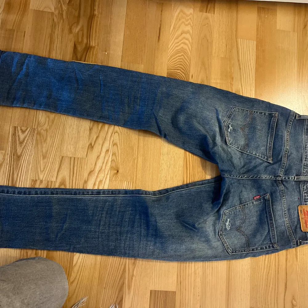 Säljer ett par Levi’s 520 jeans i strl 12. De sitter regular/skinny. Nypris 700kr. Jeans & Byxor.