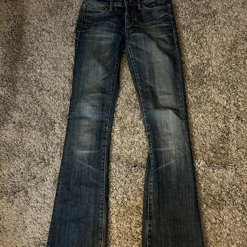 Lågmidjade bootcut Jeans från märket crocker i storlek 26/35, avklippta där nere för de var för långa för mig som är 165 men de är fortfarande lite för långa så skulle säga att de passar någon som är 168-170 cm❤️. Jeans & Byxor.