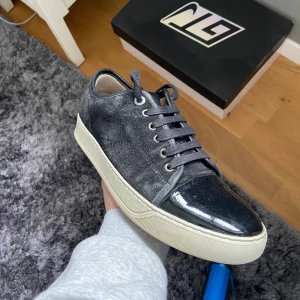 Lanvin cap toe - Jag säljer min Lanvins som är i väldigt bra skick och är sparsamt använda. Pga att jag inte använder dem längre. Nypris 5000 kr, perfekta nu inför sommaren och våren. Storlek uk 6 men passar större så ungefär 41-42. Hör av er gällande frågor😊