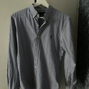 Ralph Lauren skjorta  - Lyxig och sommrig skjorta för varmare dagar. Skjortan passar s/m och passformen är slim fit (sitter bra på kroppen). Vid frågor kontakta mig. Nypris: 1600kr. Skick: 9,5/10