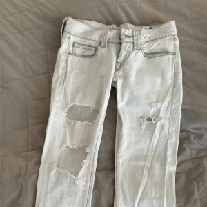 Lågmiajde jeans med hål i  - Skit snygga ljus ljus blåa  jeans köpta för 800 men säljer pga de är för små vid snabb affär så diskuteras priset❤️  skriv för fler bilder 