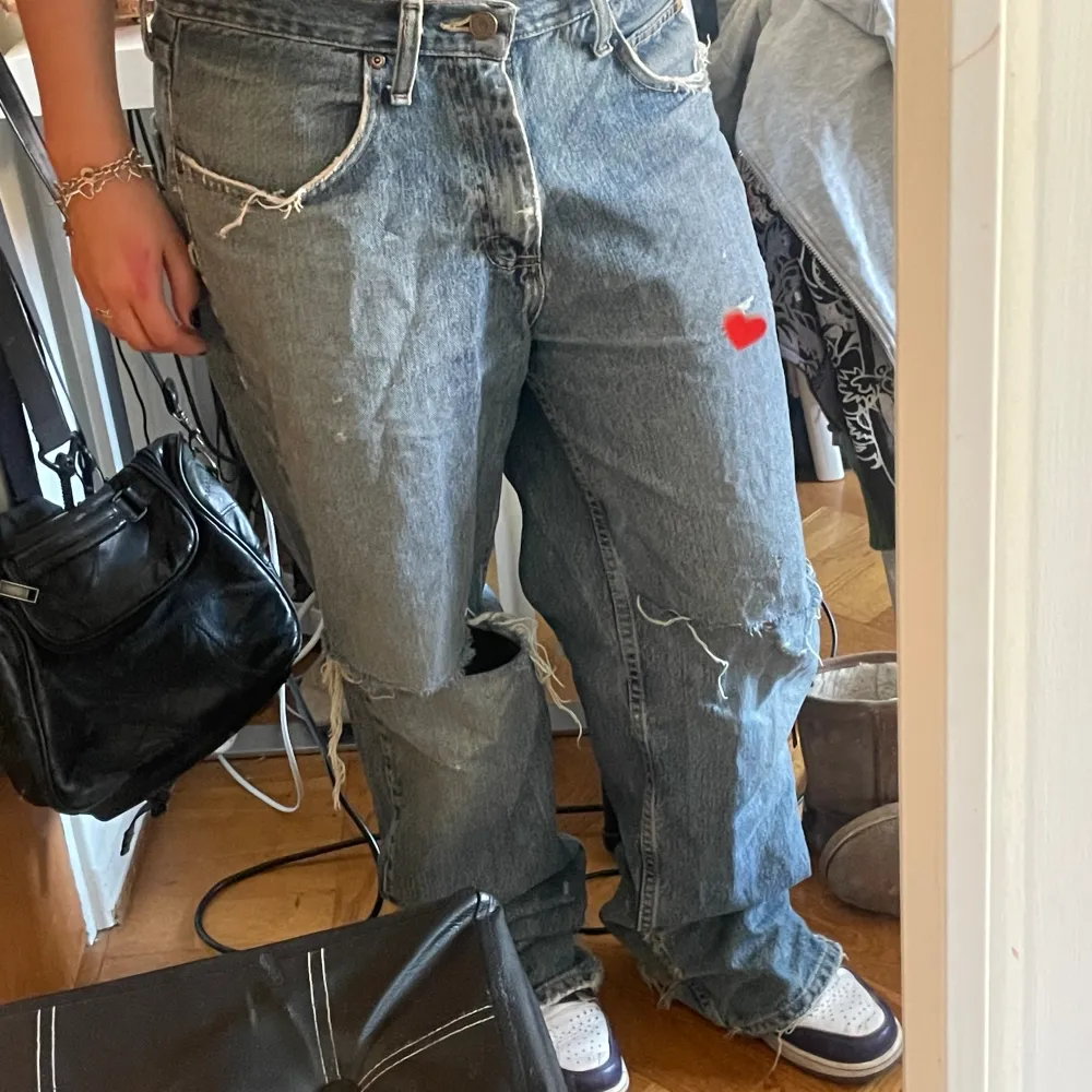 Snygga lee jeans, har två hål där framme men det ser ändå fet ut. Passar mig som är 160 men passar även min pojkvän som är 180.. Jeans & Byxor.