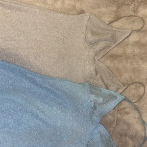 2 klänningar  - En silvrig klänning i storlek S och en blå klänning i XS. Säljs eftersom dom inte kommit till användning💙🤍 båda för 100 eller en för 50❤️