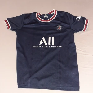 Psg tröja  - Tjena säljer en psg tröja från 2022 som då är för liten för mig. Pris kan diskuteras i snabb affär.