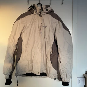 Skid/vinter jacka - Mycket bra skick. Väldigt varm och bekväm