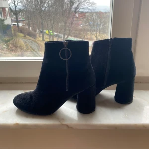 Stövletter från Bianco  - Stövletter från Bianco, köpta för nått år sen men knappt använda så väldigt fint skick! 